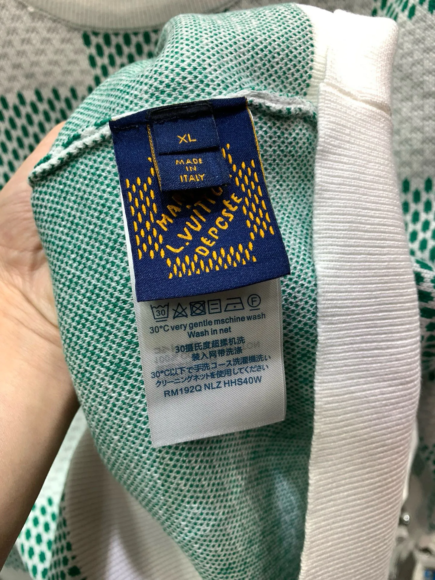 🅿️340 🀄️ Louis Vuitton Louis Vuitton*25SS green checkerboard round neck long-sleeved sweater. Originally purchased for 11,340. Fei Dong co-branded series. It is made of 14s fine knitting pieces and woven pieces imported from Germany. The knitting threads are color-matched. Environmentally friendly fixed dyeing. Customized cotton yarns are introduced. The yarns are processed by mercerization. Jacquard fabrics require fine yarn count and extremely high requirements for raw cotton. The body of the garment is made of imported 7-knit silk square weaving and jacquard craftsmanship. Each piece takes 150 minutes. The letter pattern adopts a double-sided wool hanging process, which is fine workmanship and clear texture. The extremely fine weaving thread is made of environmentally friendly fiber. The stitching uses a 9-pin plate. Each closing edge must be selected by hand. The stitching must be tight and smooth. The front, back, left, and right of the product body are neatly aligned. Combined with a special soft wash process, the body fabric has a soft and waxy drape feel. The softly stretched environmentally friendly microfiber creates the bottom layer and is not easily deformed when stretched.